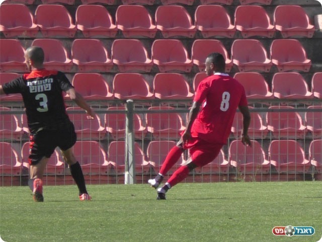 טסאו מקבל את הכדור ברחבה ובועט לשער (שקד מורג)